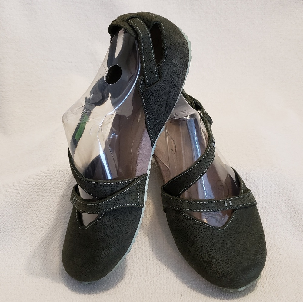 AHNU TULLIA SIZE 8 YOGA-INSPIRED FLATS